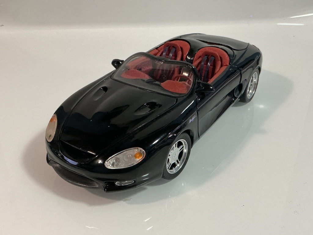1/18 MAISTO MUSTANG MACH III BLACK ON RED