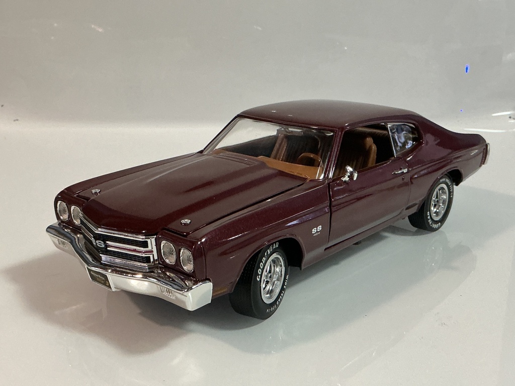 [119643.] 1/18 ERTL 1970 CHEVROLET CHEVELLE RED ON BROWN