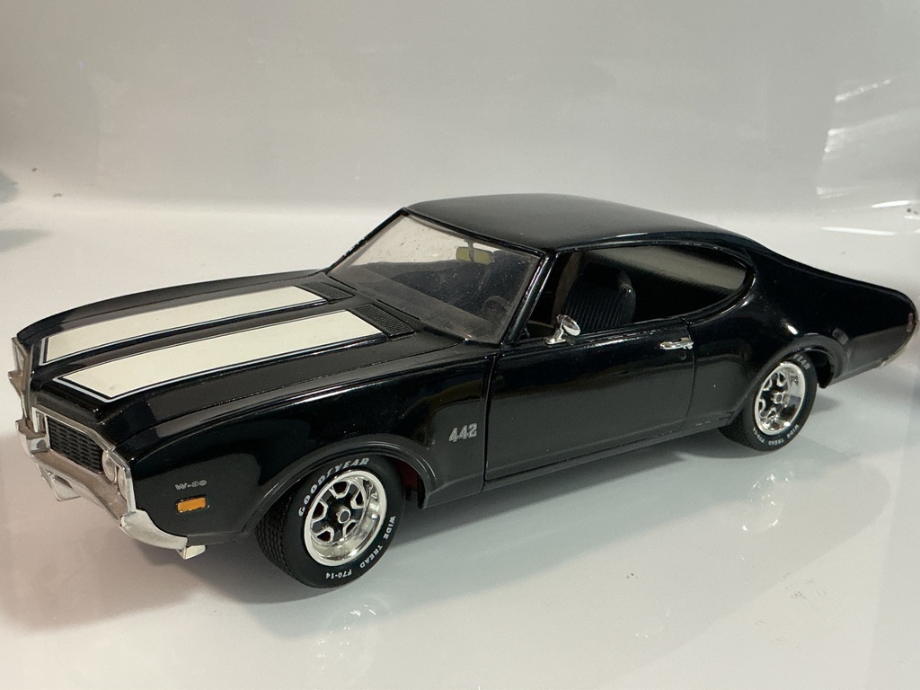 1/18 ERTL 1969 PONTIAC GTO JUDGE BLACK / WHITE
