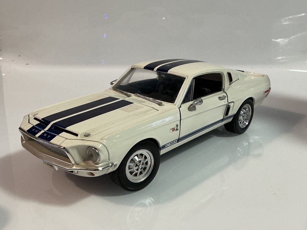 1/18 SHELBY COLLECTIBLES 1968 FORD GT 500K WHITE / BLUE ON BLACK