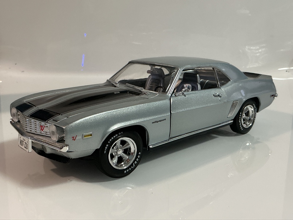 [119657.] 1/18 ERTL 1969 CHEVROLET CAMARO SILVER / BLACK 