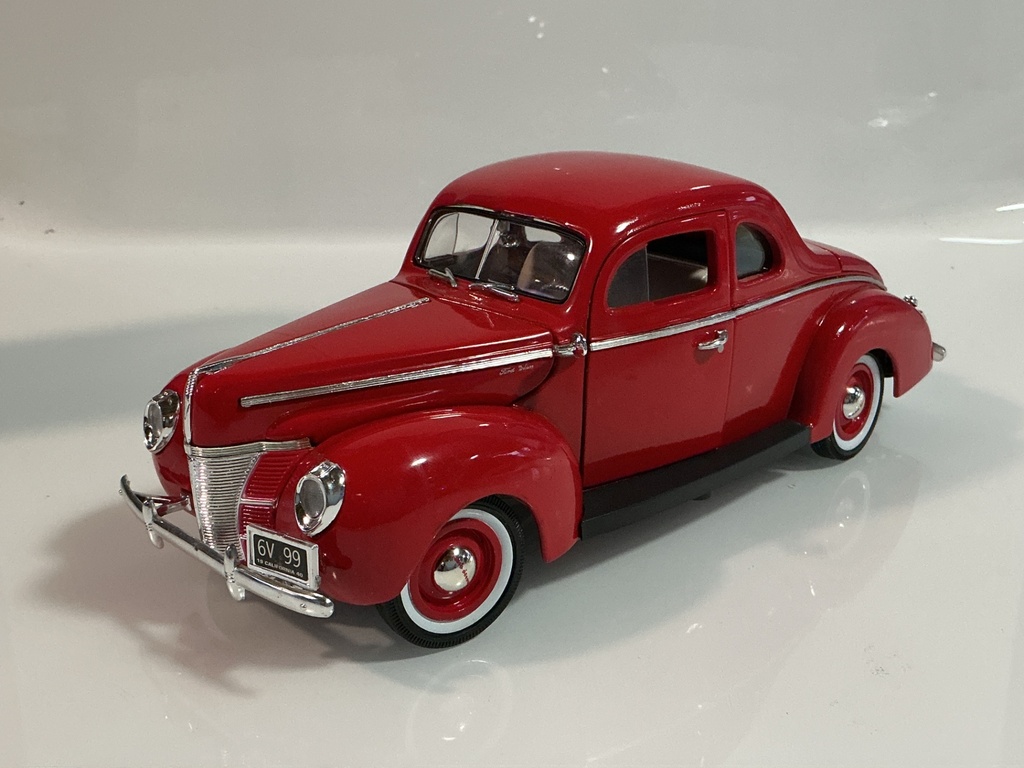 1/18 MAISTO 1940 FORD SEDAN RED ON TAN [MISSING HANDLE]