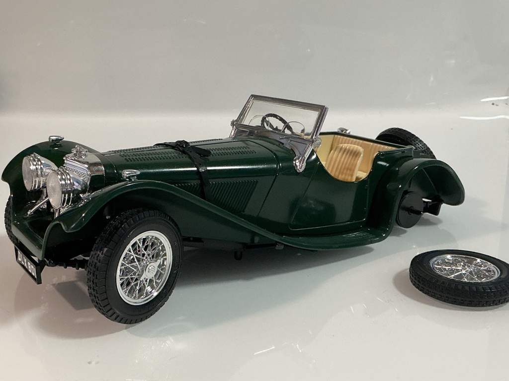 [119659.] 1/18 BURAGO JAGUAR SS 100 1937 GREEN ON CREAM [TIRES BROKEN]