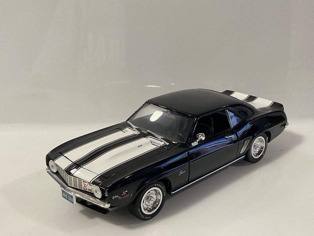 1/18 ERTL 1969 CHEVROLET CAMARO BLACK/WHITE ON BLACK