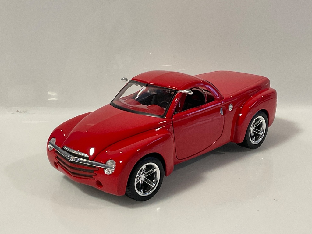 1/18 MAISTO2 2000 CHEVROLET SSR RED ON BLACK