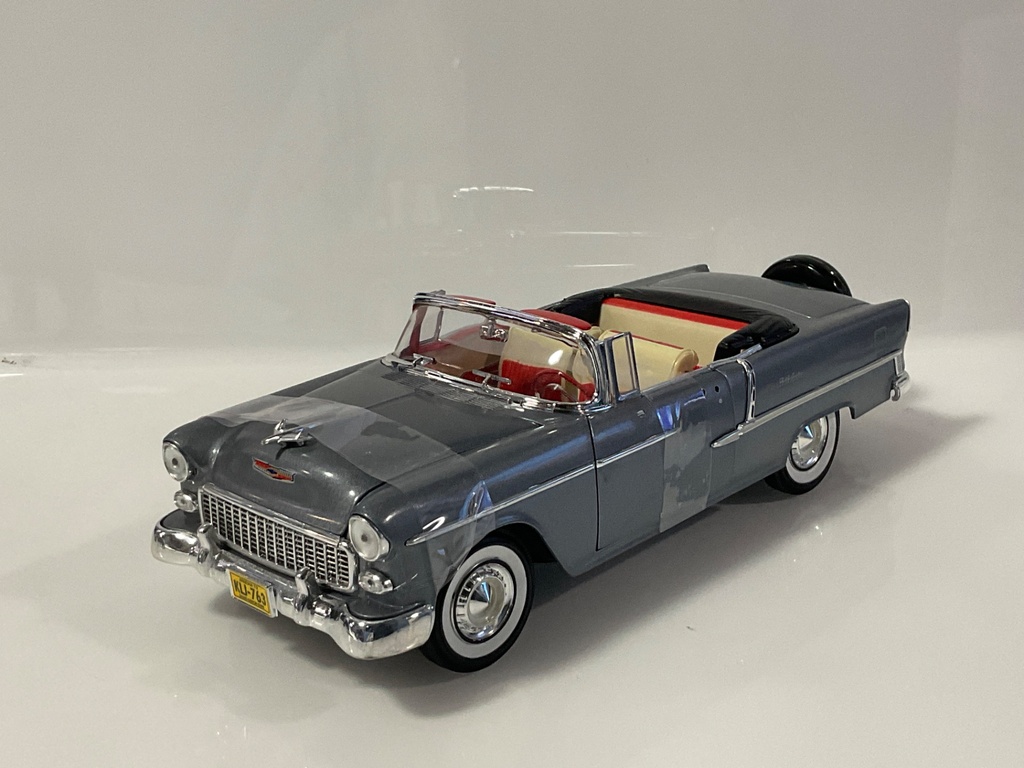 1/18 ERTL 1955 CHEVROLET BEL AIR SILVER ON RED/CREAM MISSING DOOR HANDLE