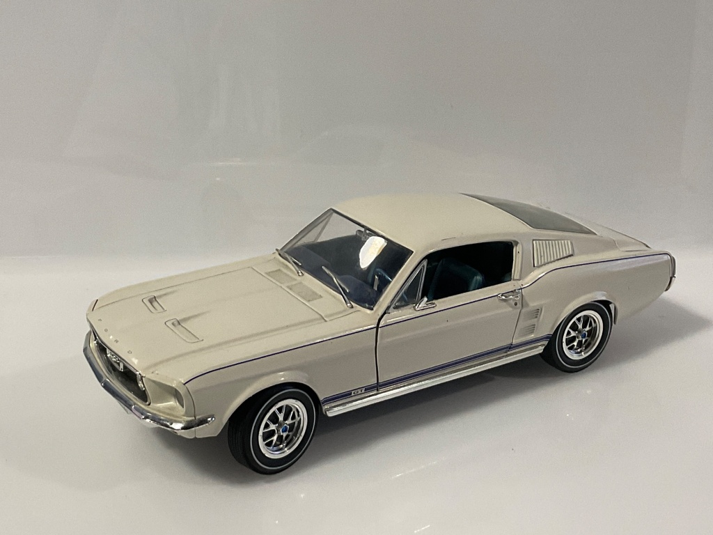 1/18 ERTL FORD MUSTANG WHITE ON BLUE