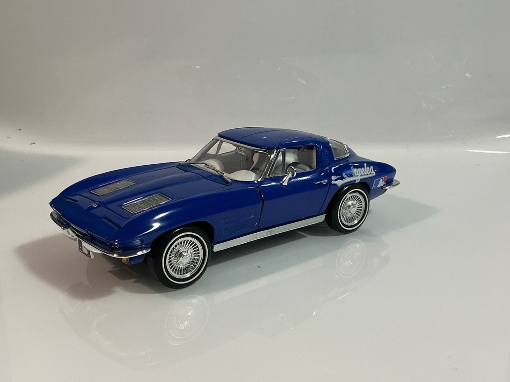 1/18 ERTL 1963 CHEVROLET CORVETTE BLUE ON WHITE