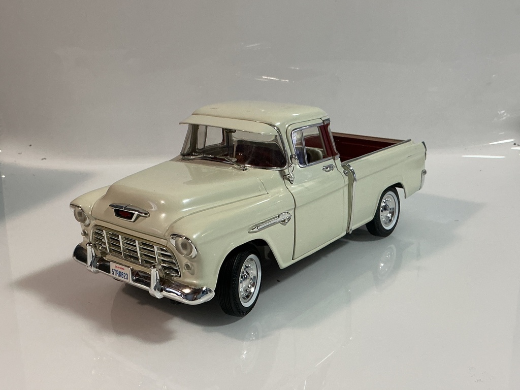 1/18 ERTL 1956 CHEVROLET PICKUP WHITE ON RED