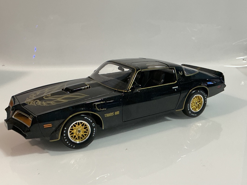 1/18 MAISTO 1978 PONTIAC FIREBIRD TRANS AM BLACK / GOLD ON GOLD