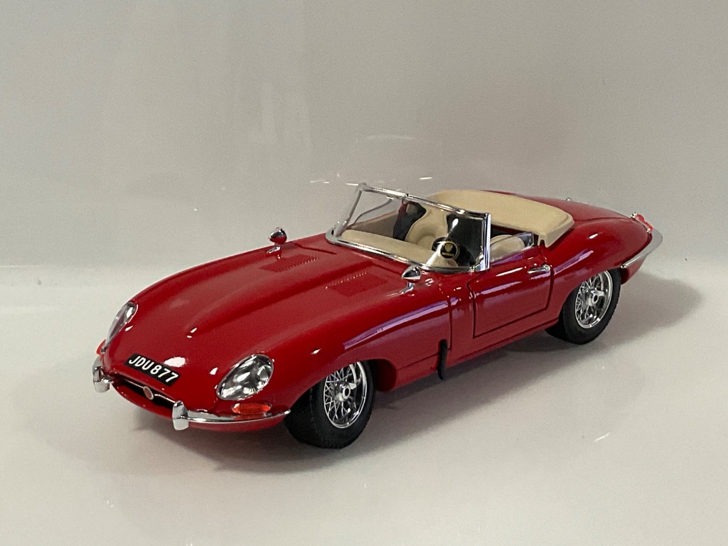 1/18 BURAGO JAGUAR E 1961 RED ON TAN