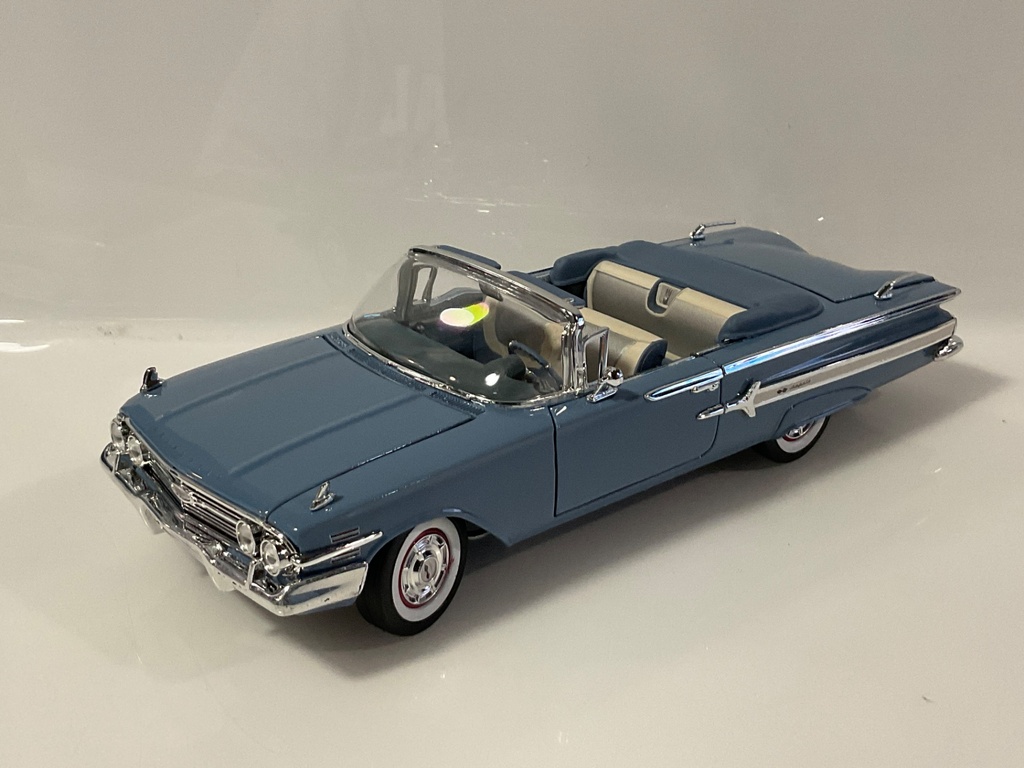 1/18 1960 CHEVROLET  IMPALA MOTOR MAX BLUE ON SILVER