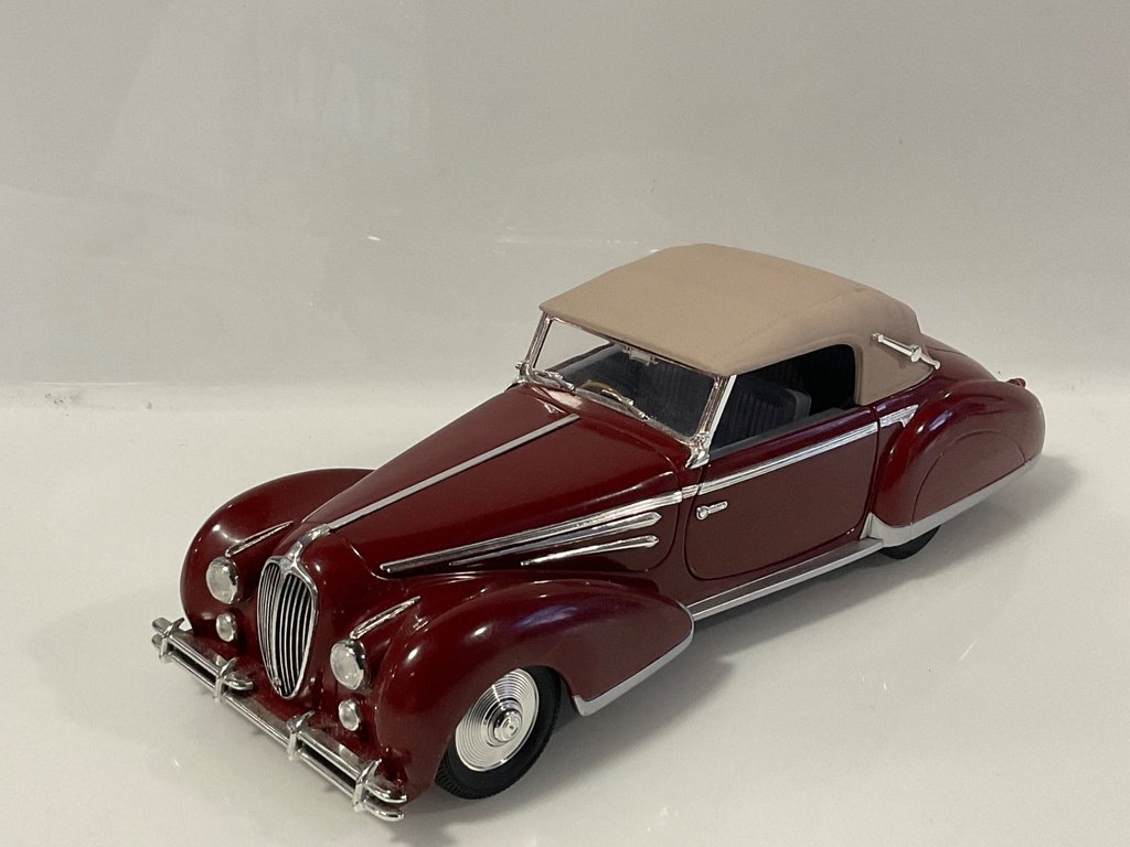 [119691.] 1/18 SIGNATURE 1947 DELAHAYE RED ON GRAY