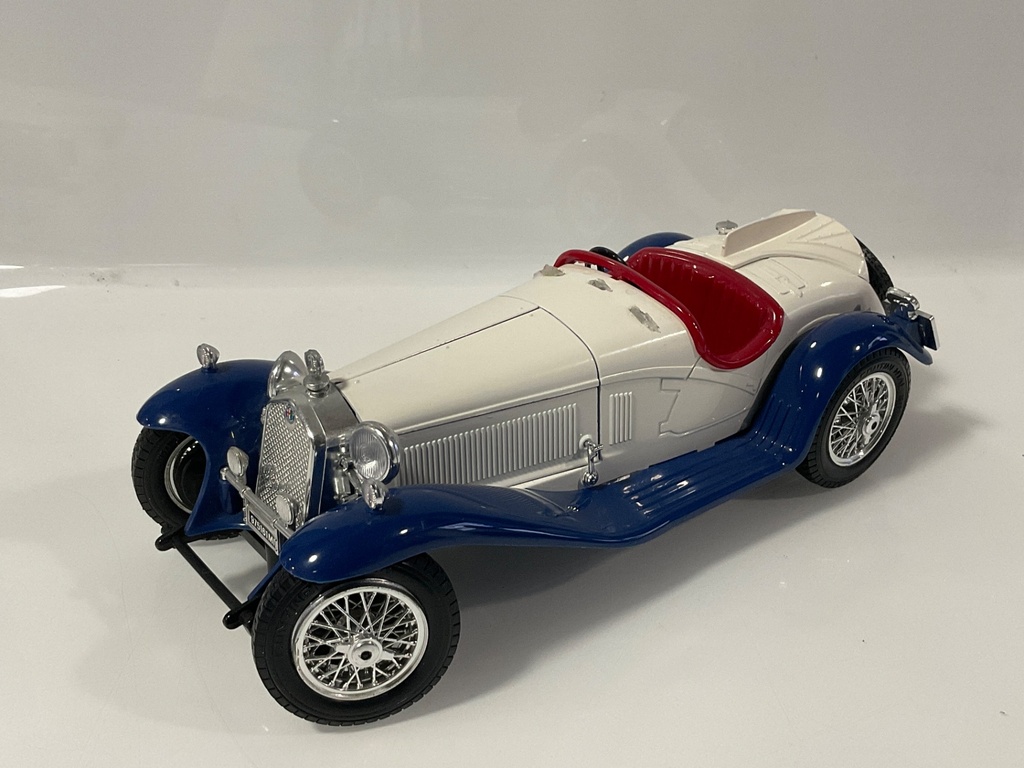 1/18 BURAGO 1932 ALFA ROMEO 2300 SPIDER  RED/WHITE/BLUE JUNK CAR 