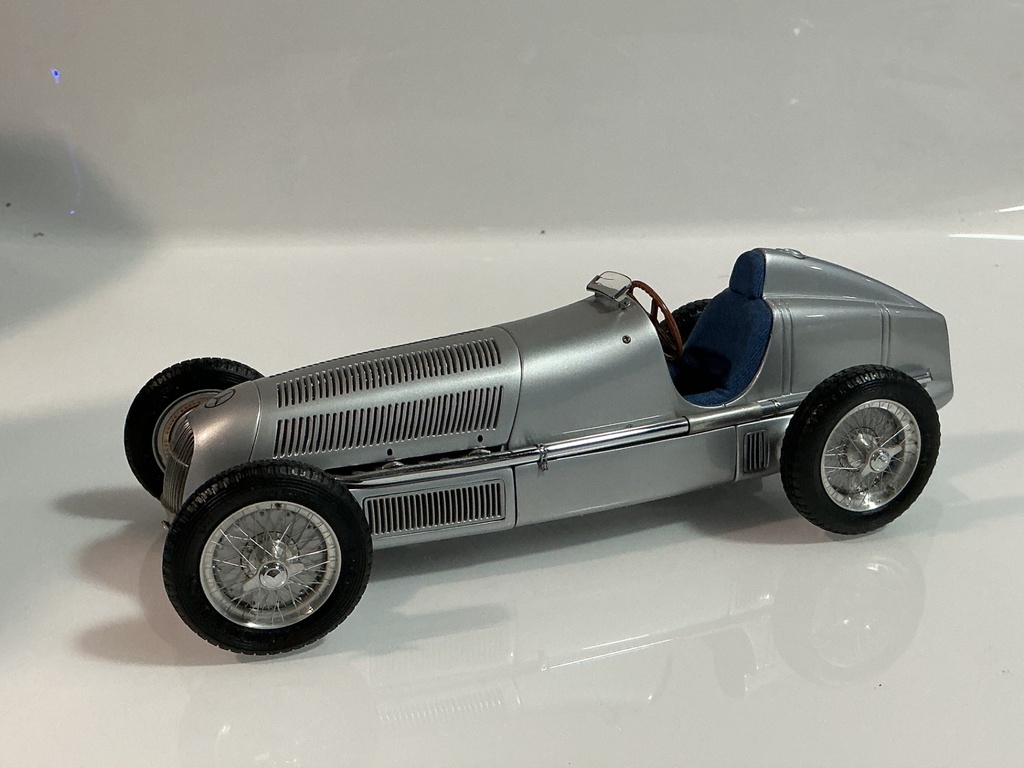 1/18 CMC MERCEDES BENZ W25 1934 SILVER ON BLUE 