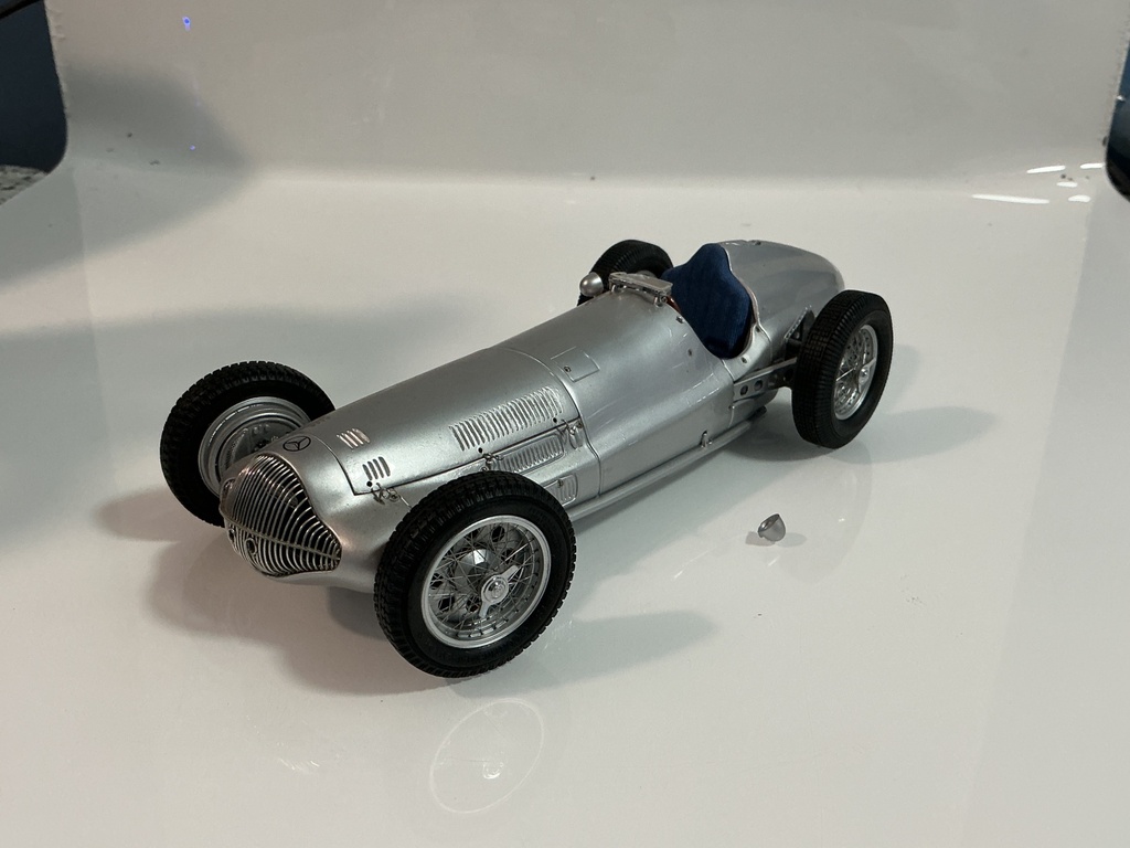 1/18 CMC MERCEDES BENZ W154 1938 SILVER ON BLUE [BROKEN MIRROR]