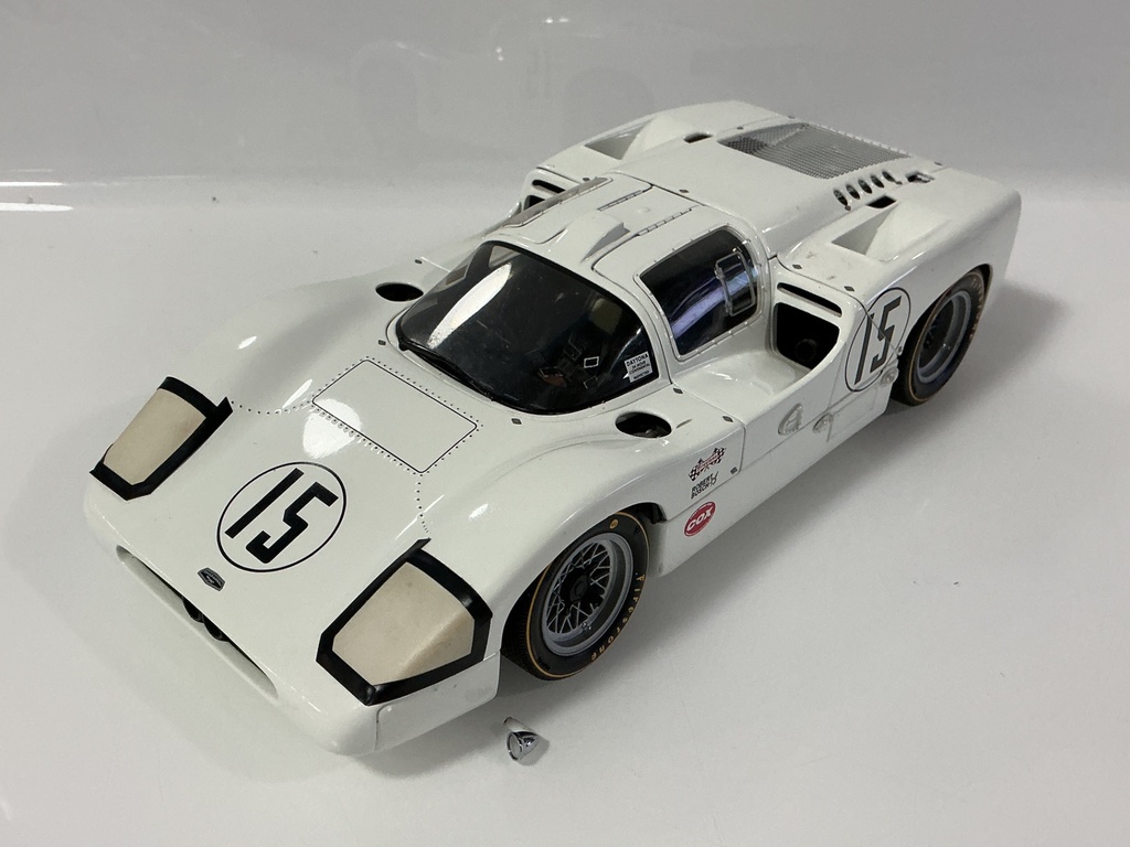 1/18 EXOTO 1967 JIM HALL CHAPARRAL 2F #15 NO SPOILER 