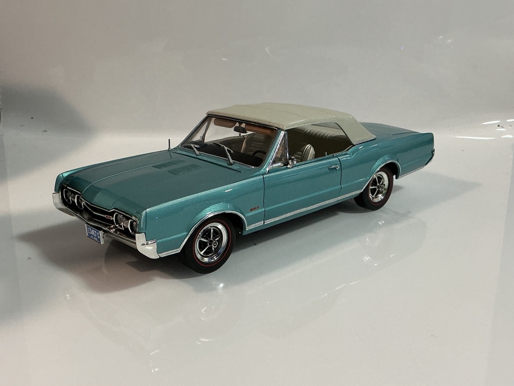 1/18 HIGHWAY 61 1967 OLDSMOBILE 442 BLUE ON CREAM