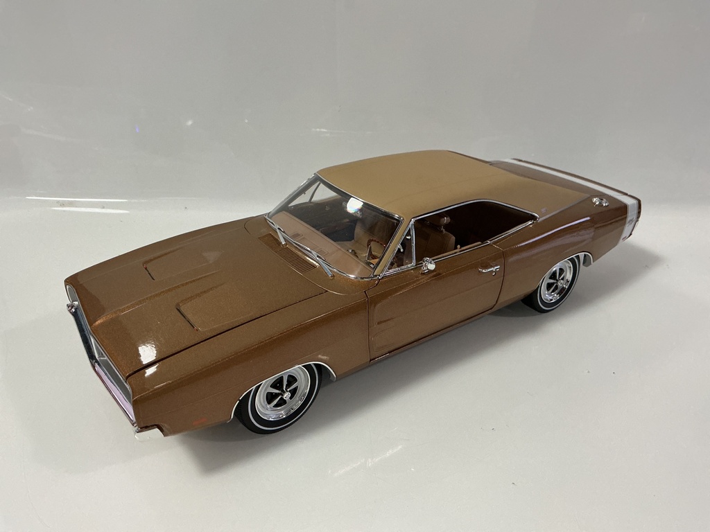 1/18 AUTHENTICS 1969 DODGE CHARGER BRONZE ON TAN