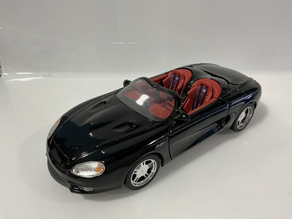 1/18 MAISTO MUSTANG MACH III BLACK WITH RED CONVERTIBLE CONCEPT 