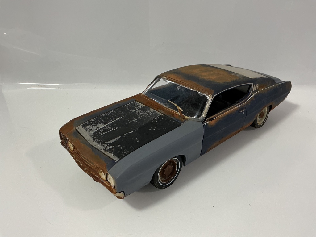 1/18 MAISTO 1969 FORD TORINO TALLADEGA BARNYARD 