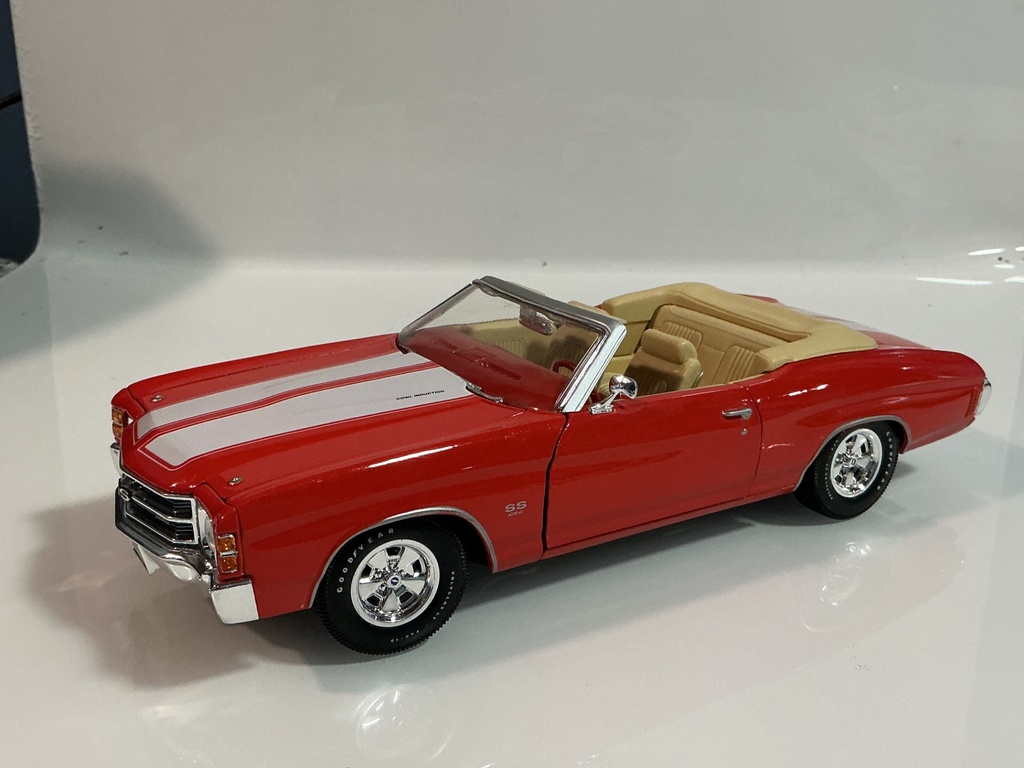 [119740.] 1/18 MAISTO 1971 CHEVROLET CHEVELLE RED ON TAN