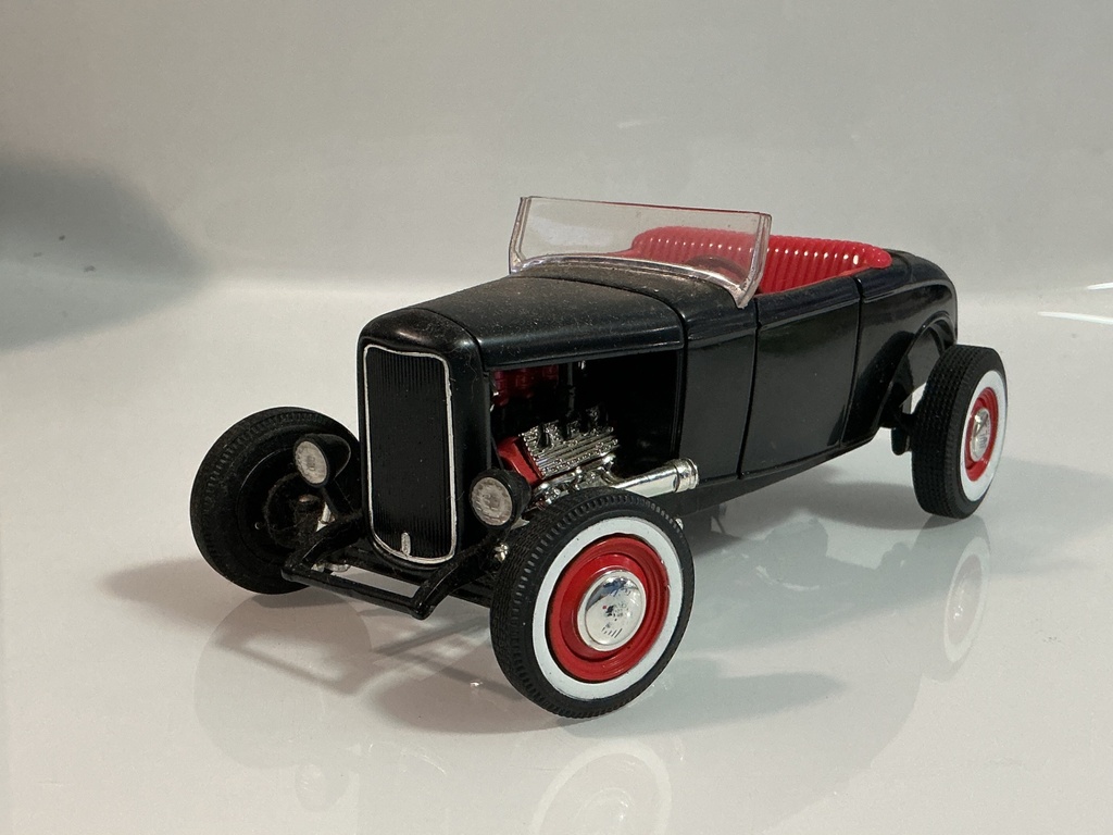 [119741.] 1/18 ERTL FORD ROADSTER BLACK ON RED