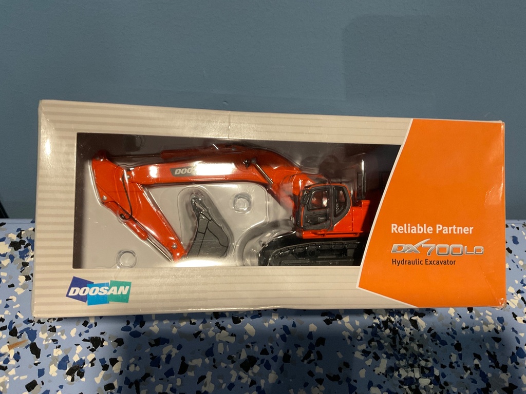 1/50 DOOSAN DX700LC HYDRAULIC EXCAVATOR 