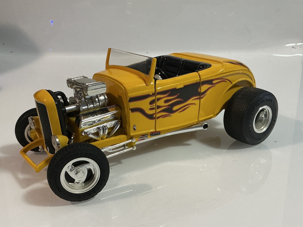 [119752.] 1/18 ERTL FORD DEUCE YELLOW ON BLACK