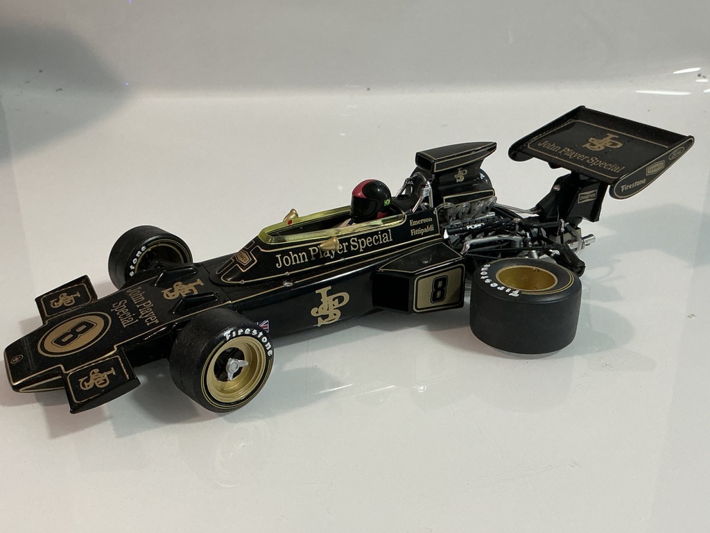 1/18 QUARTZO LOTUS 72 BLACK / GOLD ON BLACK [BROKEN TIRE]