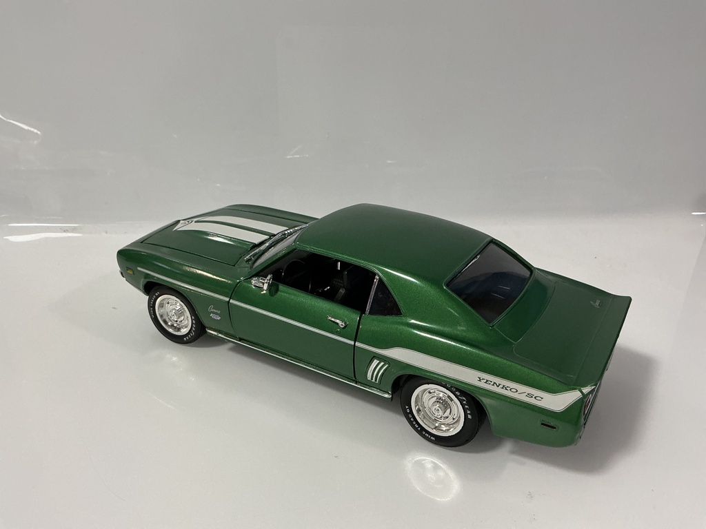 [119756.] 1/18 ERTL 1969 CHEVROLET CAMARO GREEN/WHITE ON BLACK 
