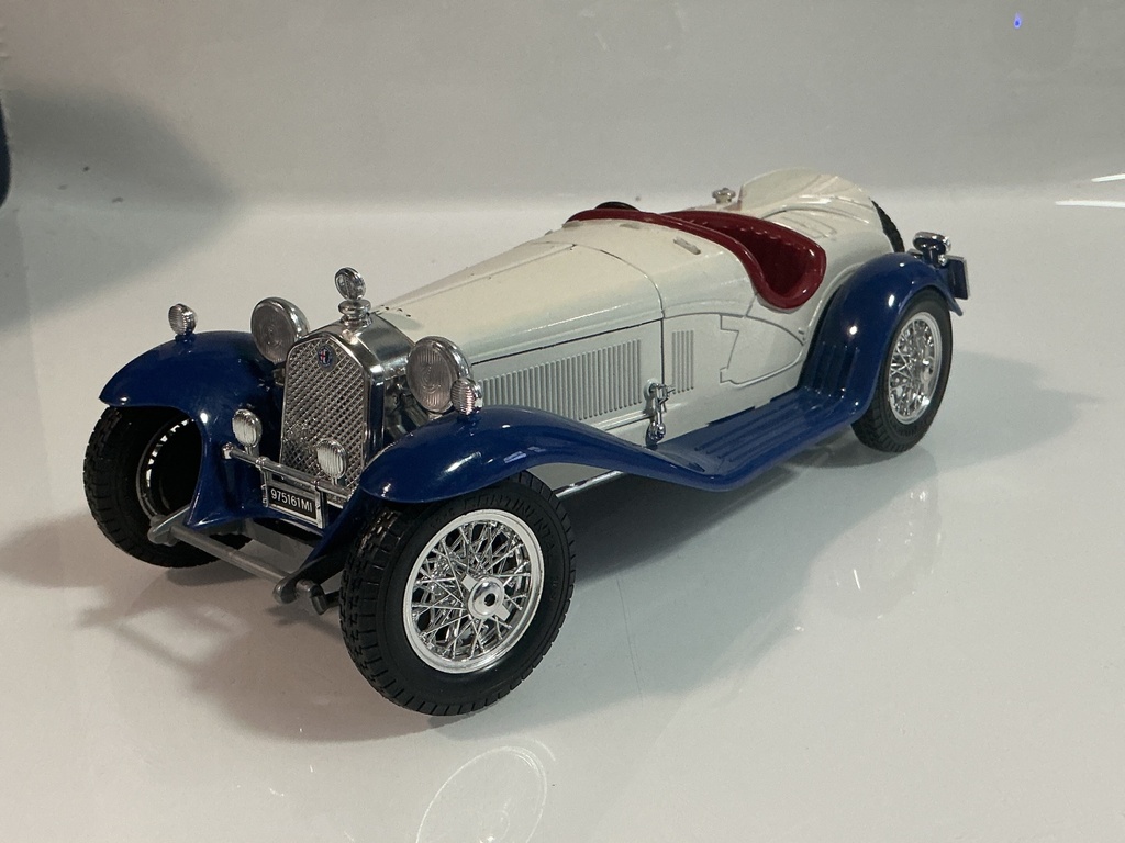 1/18  BURAGO ALFA ROMEO 2300 SPIDER 1932 WHITE / BLUE ON RED