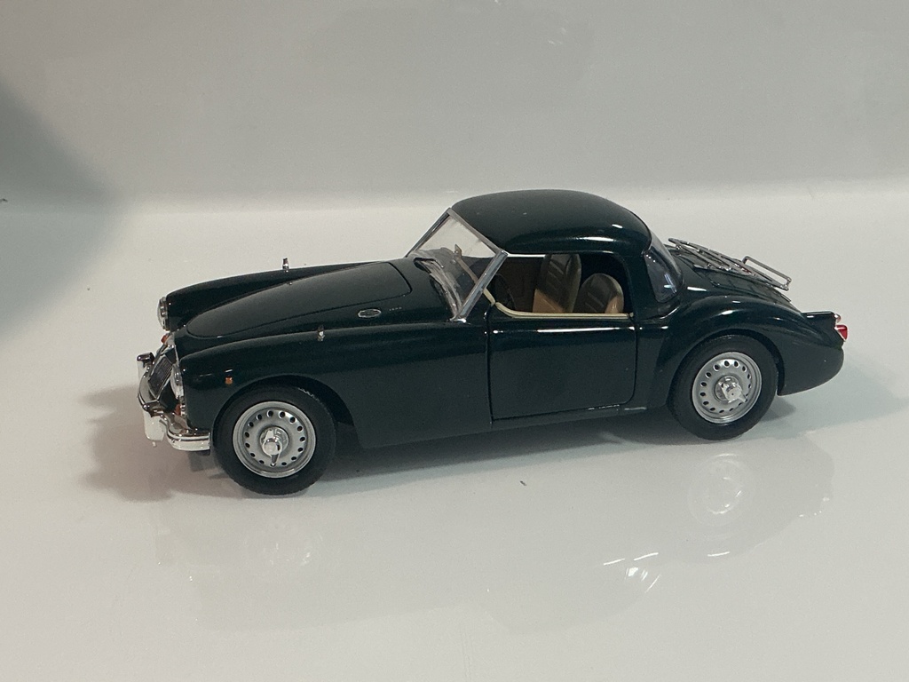 1/18 REVELL MGA 2003 GREEN ON TAN 