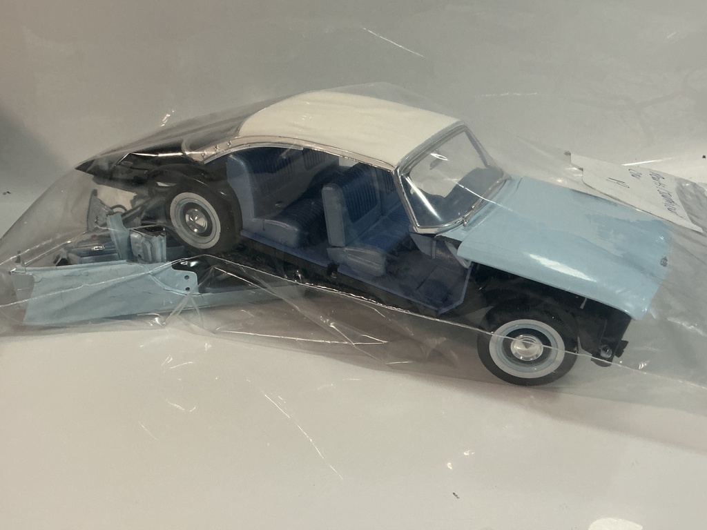 [119789.] 1/18 ERTL SUNLINER 1960 FORD SUNLINER [DEMOLISHED PARTS CAR]