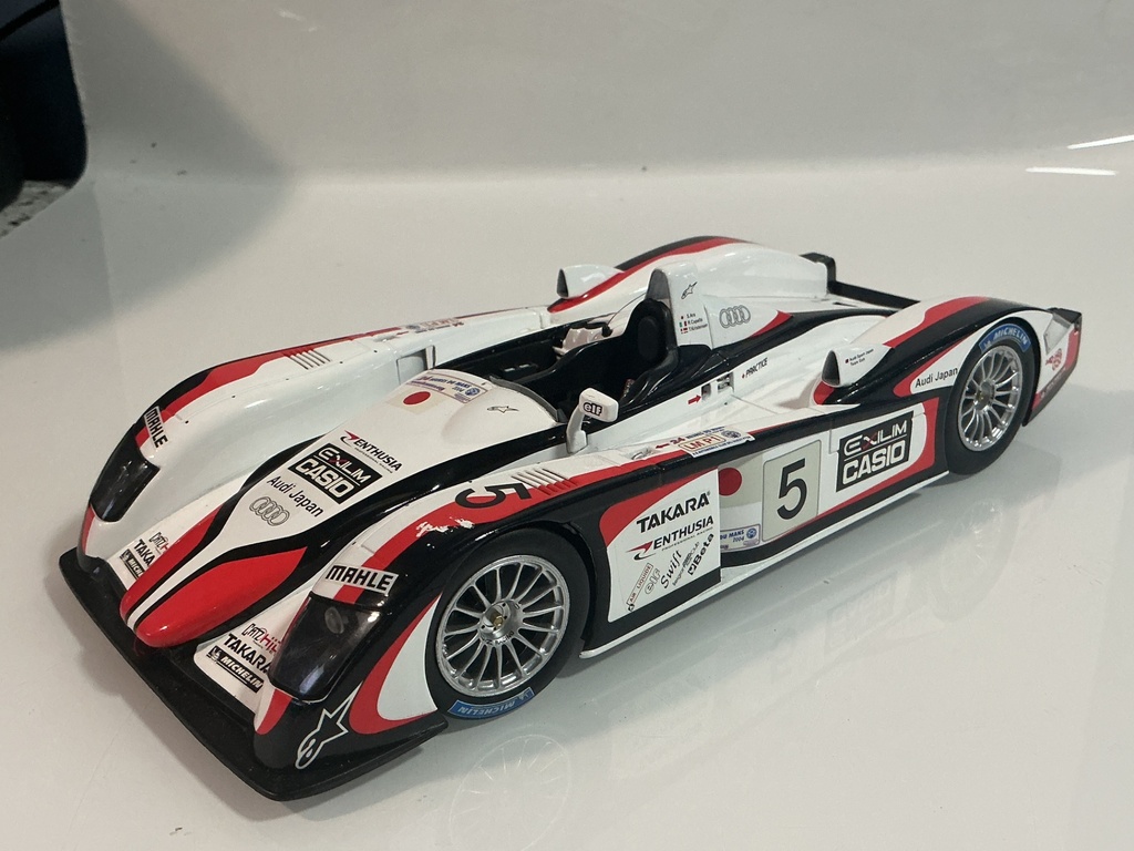 [119790.] 1/18 SPARK AUDI R8 WHITE RED BLACK #5 *NO SPOILER 