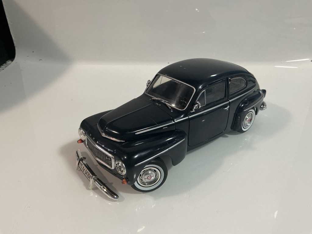 [119791.] 1/18 VOLVO PV544 NAVY BLUE ON GREY *MISSING HEADLAMP/BROKEN FRONT BUMPER