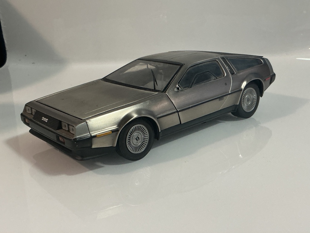 [119792.] 1/18 SUNSTAR 1981 DE LOREAN LK *MISSING MIRRORS] SILVER CHROME ON GREY