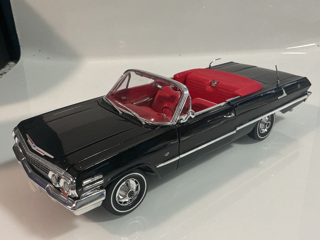1/18 WELLY 1963 CHEVROLET IMPALA BLACK ON RED