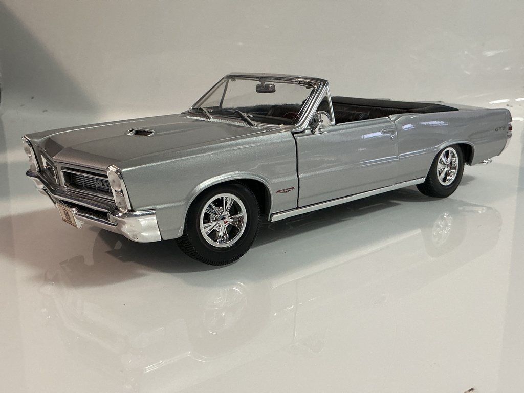 1/18 MAISTO 1965 PONTIAC GTO SILVER ON BLACK