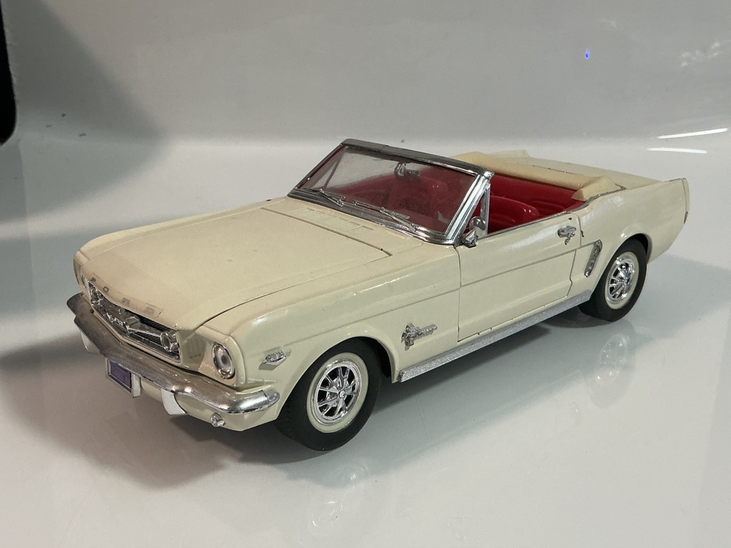 1/18 MIRA FORD 1964 MUSTANG WHITE ON RED *NO ANTENNA / JUNKYARD