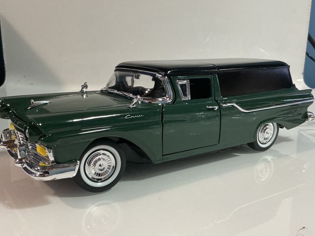 1/18 ROAD SIGNATURE 1957 FORD RANCHERO GREEN ON BLACK