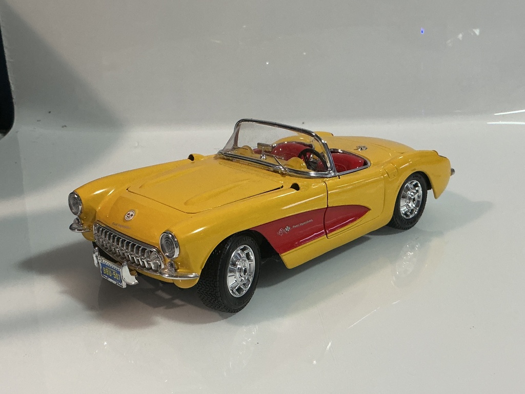 1/18 BURAGO 1957 CHEVY CORVETTE YELLOW ON RED