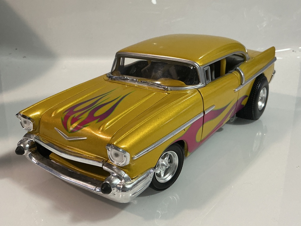 1/18 HOT WHEELS ‘57 CHEVY GOLD / FLAMES ON GREY