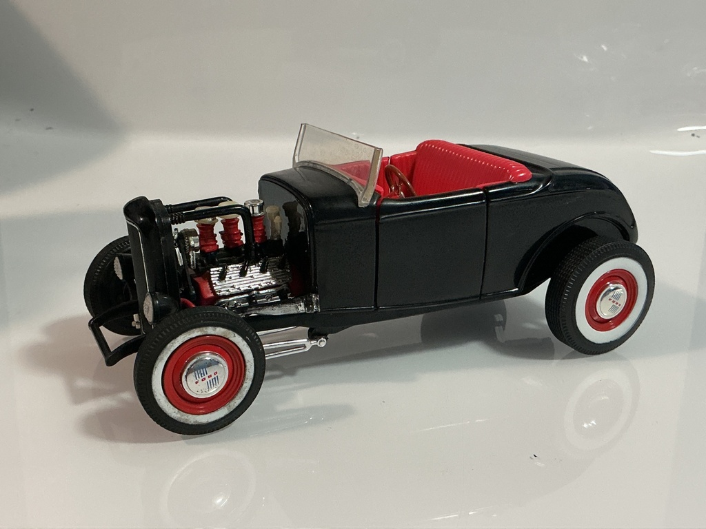 1/18 ERTL FORD HOT ROD BLACK ON RED